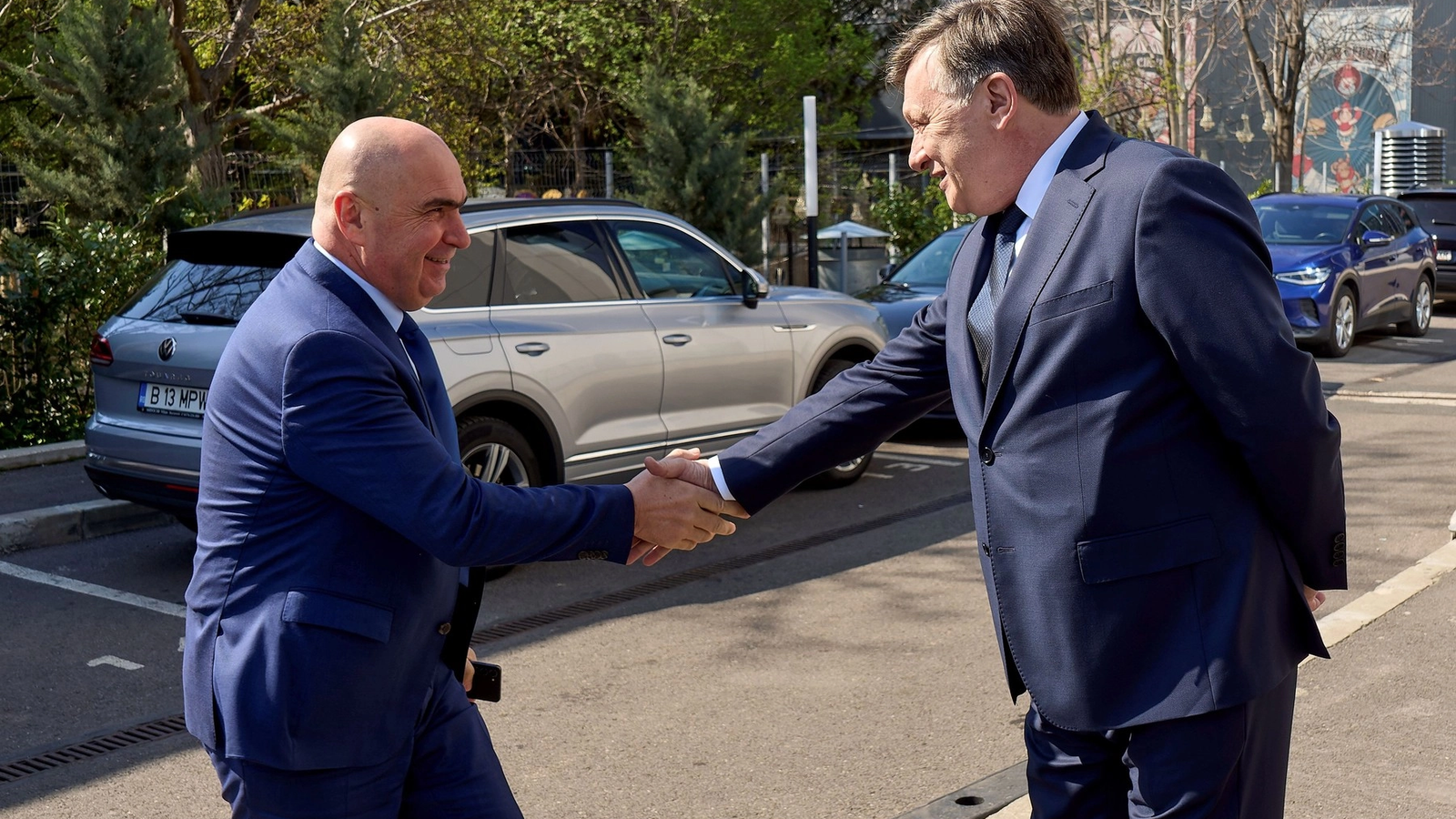 Crin Antonescu critică aspru acțiunile guvernamentale: „Suficienți proști în România care să creadă propaganda” Crin Antonescu, fost lider al Partidului Național Liberal (PNL), a lansat critici vehemente la adresa premierului demis Ilie Bolojan și a ministrului Energiei, Radu Miruță, acuzându-i că prioritizează imaginea publică în detrimentul rezolvării problemelor reale ale țării