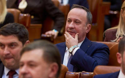 Adrian CÂCIU acuză PNL și USR de „bipolarism politic” și de un efort susținut pentru a-l salva pe Dominic FRITZ, chiar și cu riscul de a pierde fonduri europene
