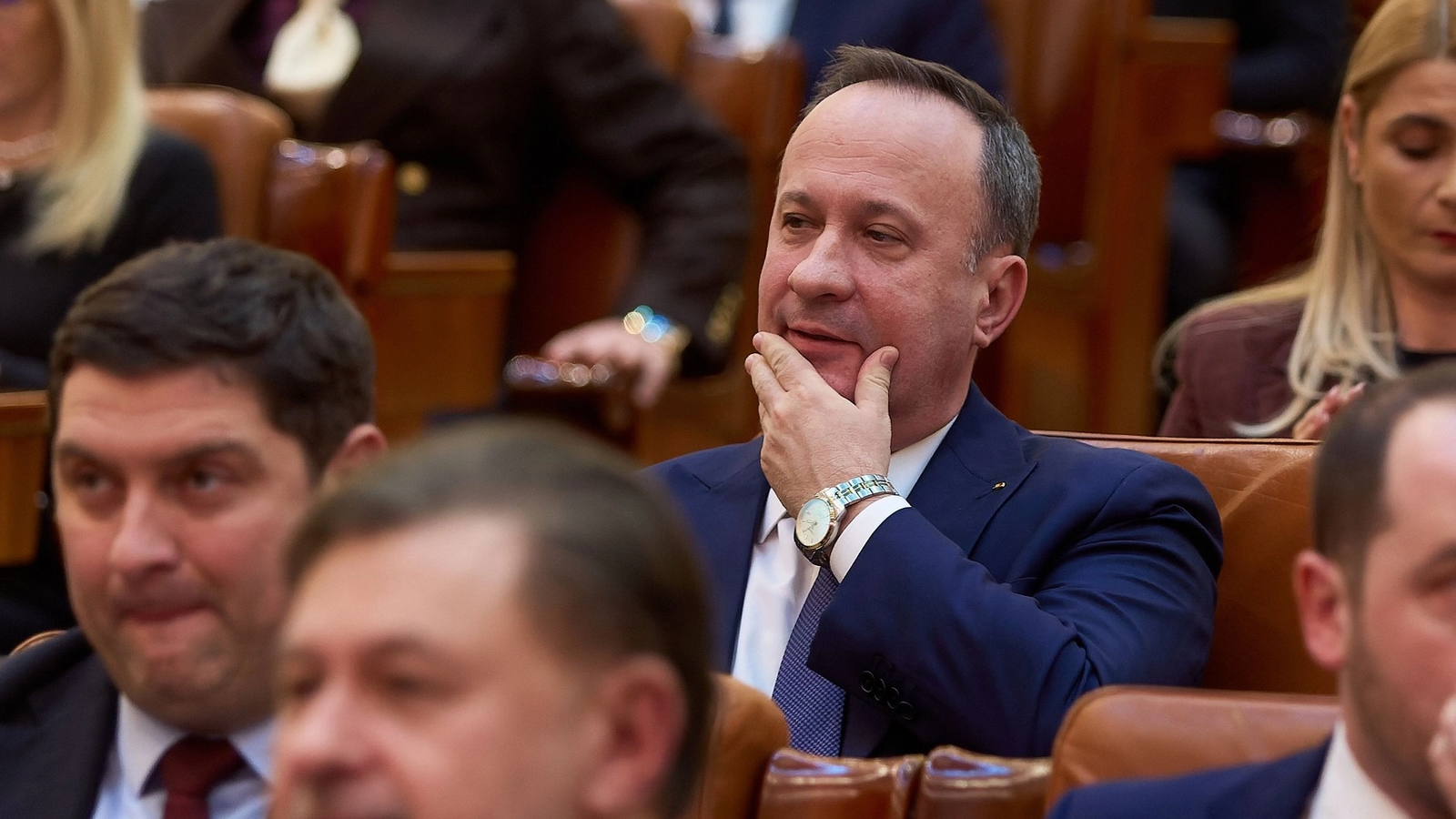 Adrian CÂCIU acuză PNL și USR de „bipolarism politic” și de un efort susținut pentru a-l salva pe Dominic FRITZ, chiar și cu riscul de a pierde fonduri europene