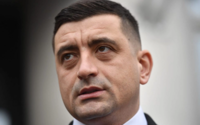 George Simion, președintele AUR, a declarat miercuri seară că formațiunea politică pe care o reprezintă păstrează legătura cu Călin Georgescu și că îi susține candidatul în contextul acuzațiilor și proceselor care îi vizează