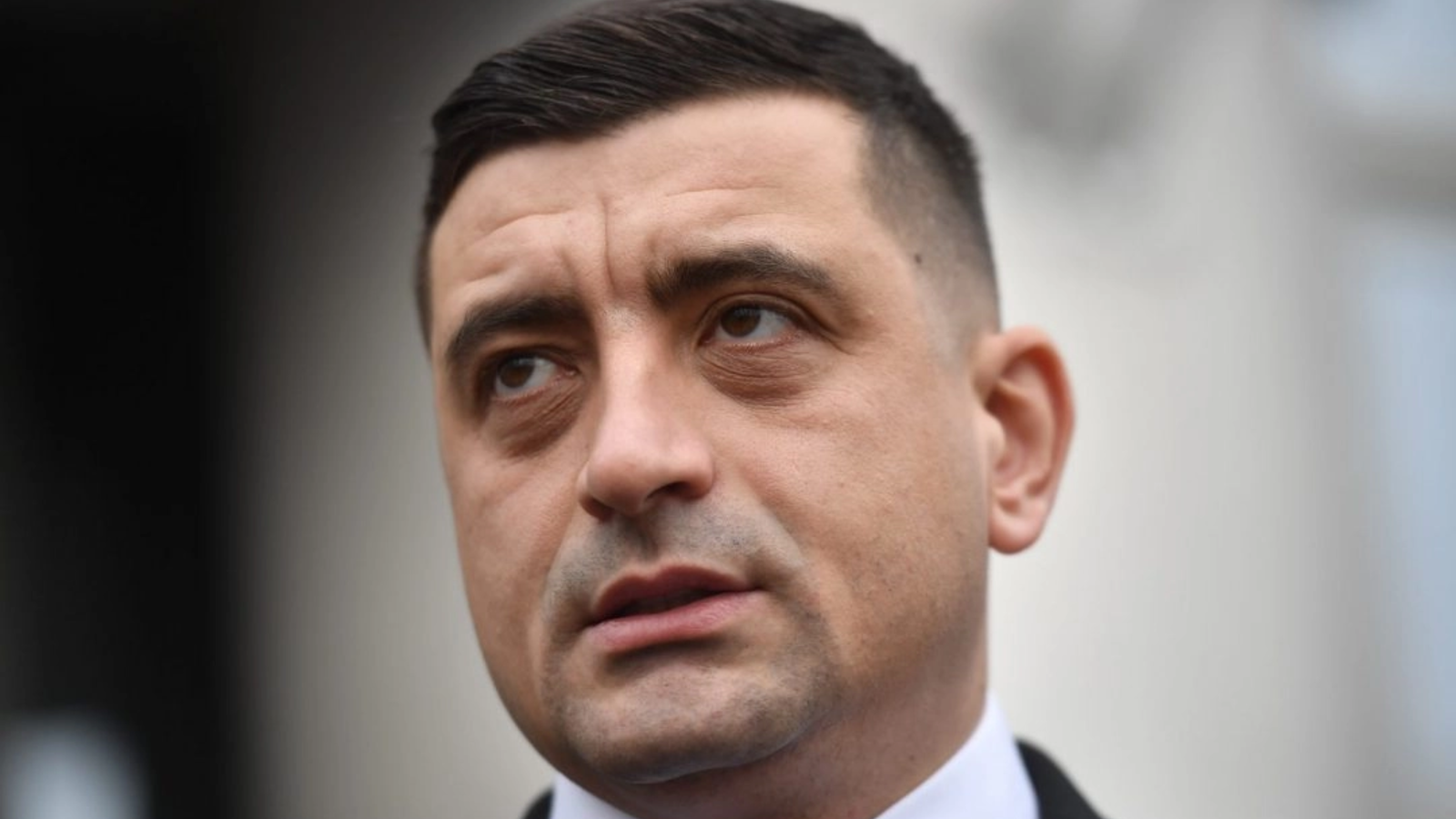 George Simion, președintele AUR, a declarat miercuri seară că formațiunea politică pe care o reprezintă păstrează legătura cu Călin Georgescu și că îi susține candidatul în contextul acuzațiilor și proceselor care îi vizează