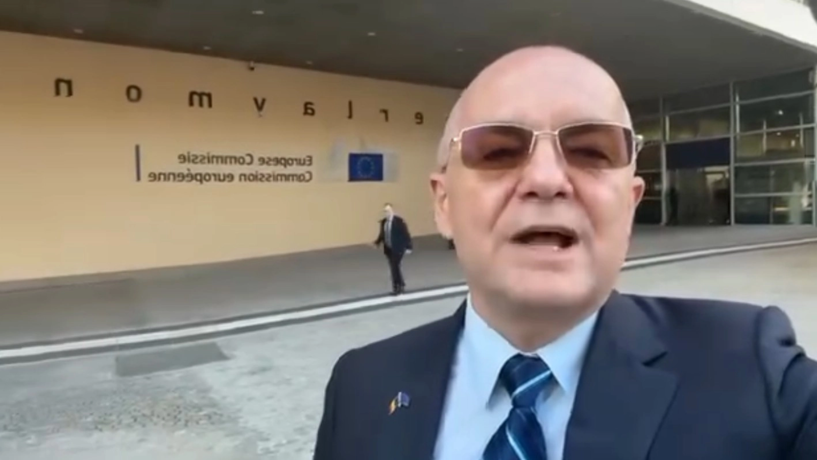 Emil Boc cere reglementarea urgentă a rețelelor sociale după atacul asupra ambulanței: „Se spun tot felul de prostii și incitări la violență” Un zvon fals, răspândit pe TikTok, cum că o ambulanță ar „fura copii”, a degenerat într-un atac violent asupra echipajului medical, chemat să intervină în județul Cluj