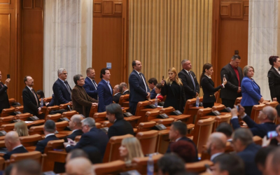 AUR și aliații săi strâng rândurile pentru suspendarea lui Nicușor Dan Un număr de 23 de parlamentari din grupurile SOS, UPR, PACE și neafiliați s-au alăturat demersului inițiat de AUR pentru suspendarea din funcție a primarului General al Capitalei, Nicușor Dan