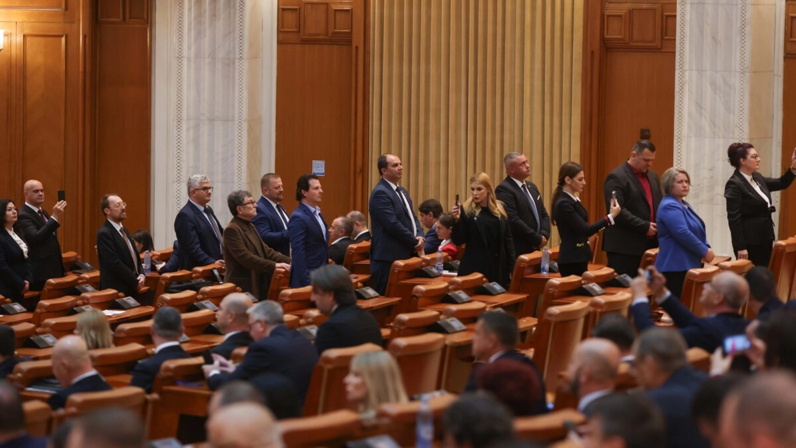 AUR și aliații săi strâng rândurile pentru suspendarea lui Nicușor Dan Un număr de 23 de parlamentari din grupurile SOS, UPR, PACE și neafiliați s-au alăturat demersului inițiat de AUR pentru suspendarea din funcție a primarului General al Capitalei, Nicușor Dan