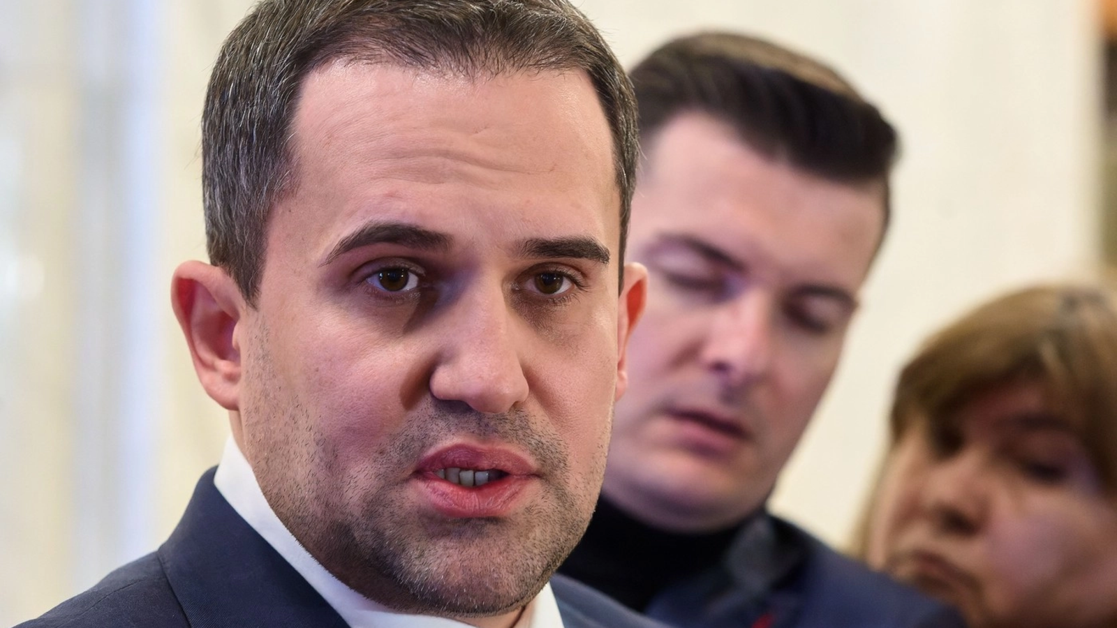 Val de plecări de la locurile de muncă în România, acuză fostul ministru Ciprian Șerban România se confruntă cu un număr alarmant de plecări de la locurile de muncă, conform analizei lui Ciprian Șerban, fost ministru al Transporturilor din partea PSD