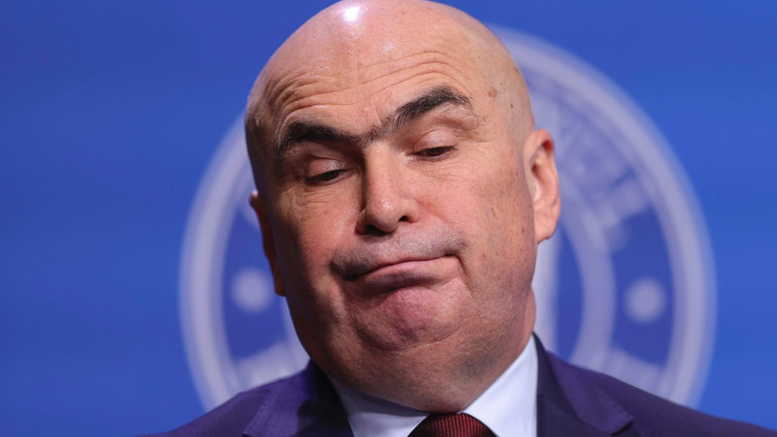 Sindicatul Angajaților din Aparatul de Lucru al Guvernului (SAALG) acuză Guvernul condus de Premierul ILIE BOLAJAN de o politică de austeritate aplicată diferențiat, subliniind un presupus dublu standard atunci când vine vorba de investiții sportive față de domeniile esențiale precum sănătatea și educația