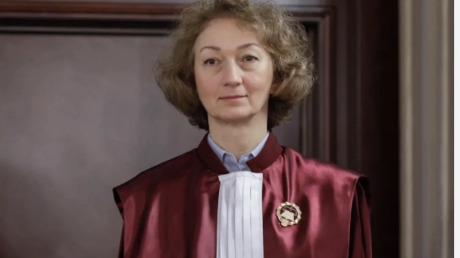 AUR solicită explicații după întâlnirea dintre Elena Simina Tănăsescu și Ilie Bolojan Europarlamentarul AUR, Georgiana Teodorescu, a cerut clarificări publice din partea președintei Curții Constituționale, Elena Simina Tănăsescu, și a premierului demis Ilie Bolojan, în urma informațiilor apărute conform cărora cei doi s-ar fi întâlnit pe 14 august