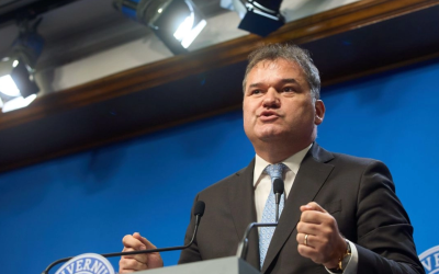 UDMR propune o „coaliție mare” pentru a preveni accesul extremei la guvernare Ministrul Dezvoltării, Lucrărilor Publice şi Administraţiei, Cseke Attila, a declarat că prioritatea Uniunii Democrate Maghiare din România (UDMR) pentru formarea unui guvern cu puteri depline este crearea unei „coaliții mari”, similară cu modelele din alte țări, având ca scop principal împiedicarea accesului forțelor politice „extreme” la administrația publică