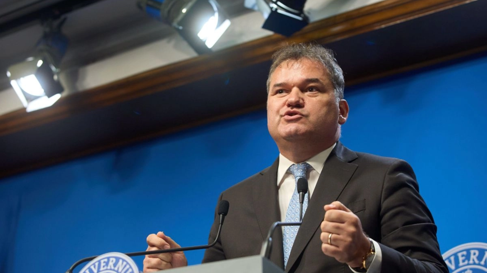UDMR propune o „coaliție mare” pentru a preveni accesul extremei la guvernare Ministrul Dezvoltării, Lucrărilor Publice şi Administraţiei, Cseke Attila, a declarat că prioritatea Uniunii Democrate Maghiare din România (UDMR) pentru formarea unui guvern cu puteri depline este crearea unei „coaliții mari”, similară cu modelele din alte țări, având ca scop principal împiedicarea accesului forțelor politice „extreme” la administrația publică