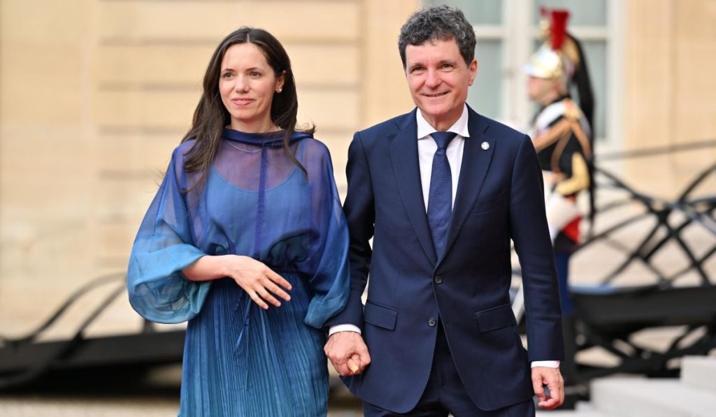 Mirabela Grădinaru, partenera lui Nicușor Dan, și-a publicat declarațiile de avere și interese Nicușor Dan, primarul General al Capitalei, a anunțat pe rețelele de socializare că a decis, împreună cu partenera sa, Mirabela Grădinaru, să publice declarațiile de avere și de interese