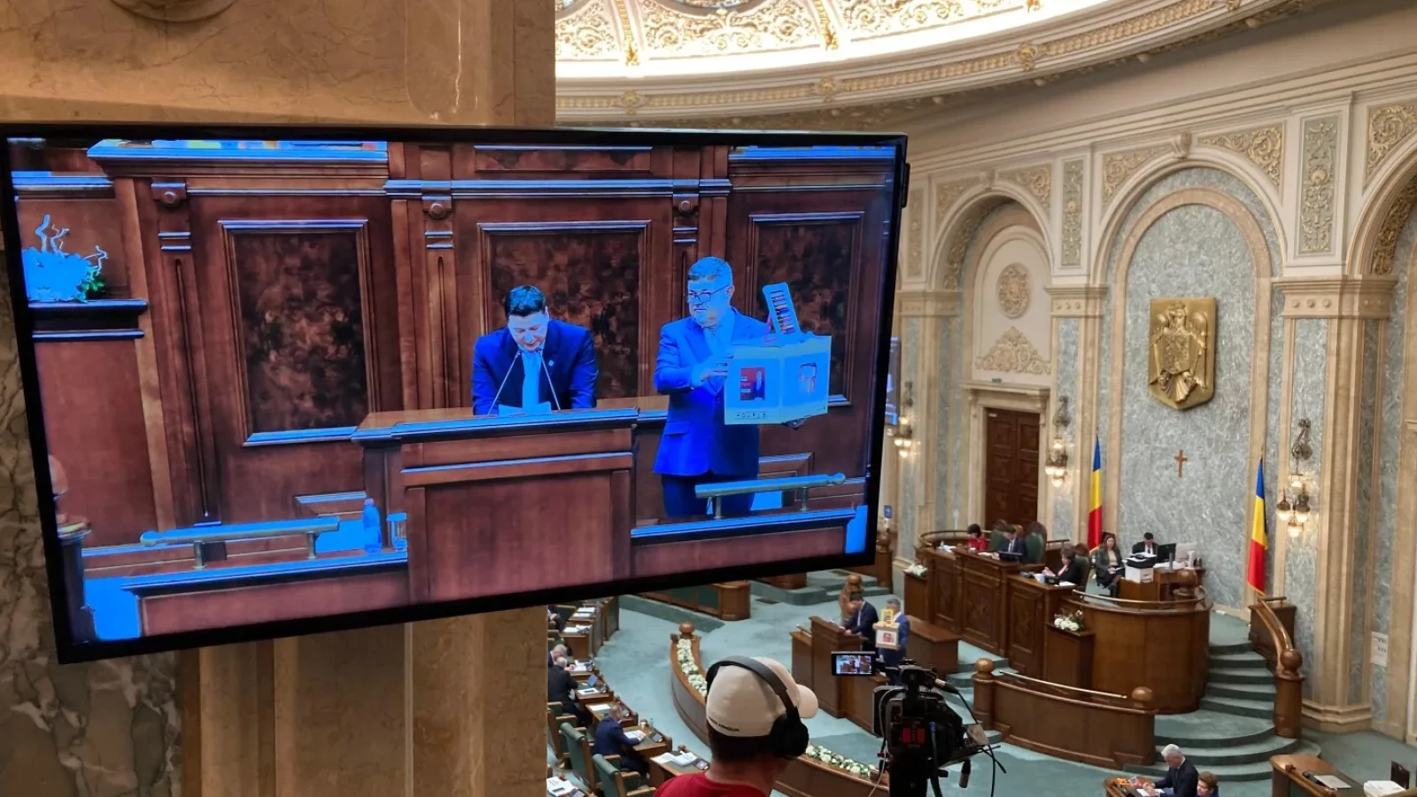 NINEL PEIA ȘI AURELIAN PAVELESCU CRITICĂ PLANUL AUR DE A STRÂNGE SEMNĂTURI PENTRU SUSPENDAREA PREȘEDINTELUI Nicușor Dan Demersul AUR de a lansa online un „recensământ” cu parlamentarii care susțin suspendarea din funcție a președintelui Nicușor Dan nu ar avea scopul de a-i pune la zid pe cei din vechea clasă politică, ci chiar pe suveraniștii din Parlament pe care nu-i controlează George Simion, consideră senatorul Ninel Peia