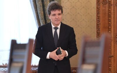 Președintele României, Nicușor Dan, a promulgat marți două acte normative esențiale pentru stabilizarea economiei naționale: legea privind declararea situației de criză pe piața produselor petroliere și legea care prelungește termenul pentru aplicarea cotei reduse de TVA la achiziția de locuințe