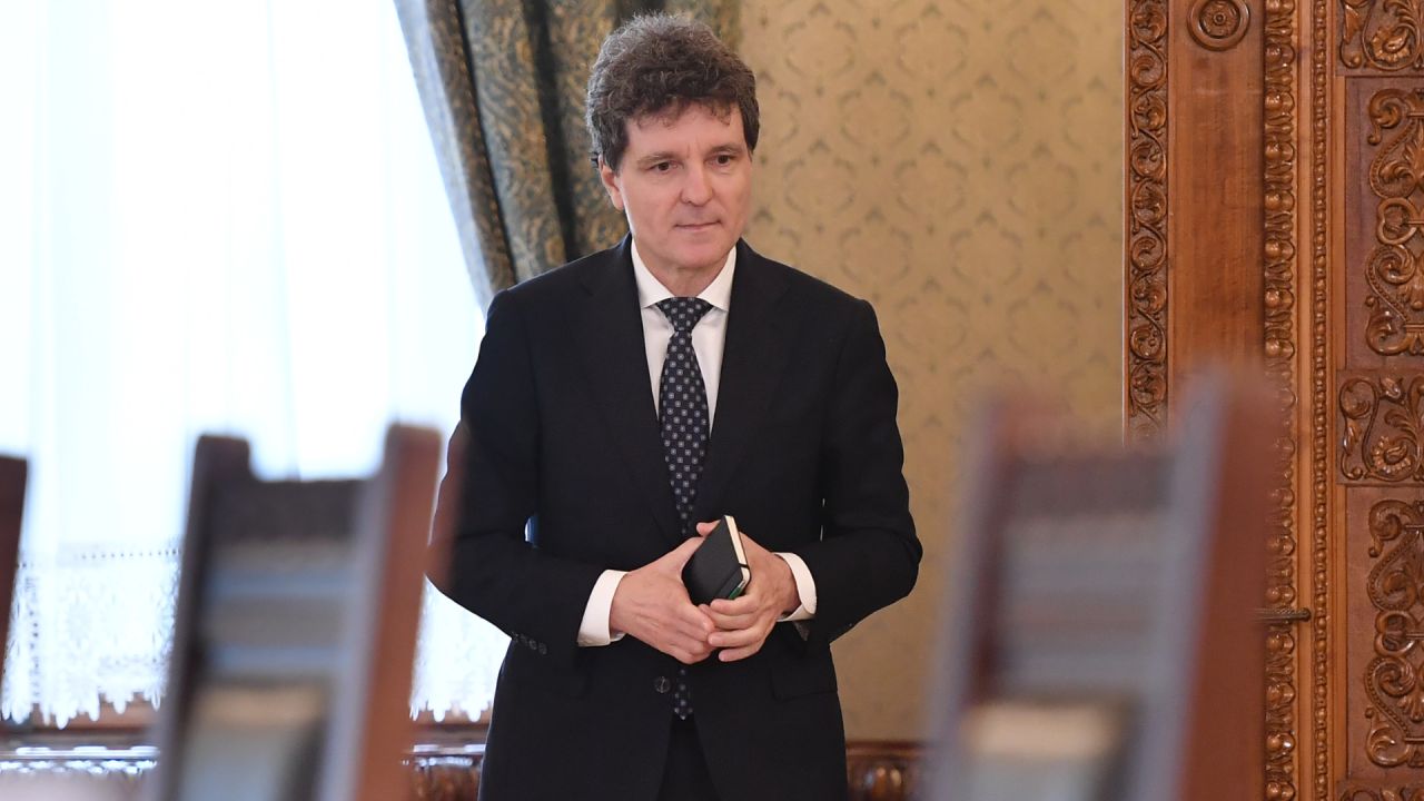 Președintele României, Nicușor Dan, a promulgat marți două acte normative esențiale pentru stabilizarea economiei naționale: legea privind declararea situației de criză pe piața produselor petroliere și legea care prelungește termenul pentru aplicarea cotei reduse de TVA la achiziția de locuințe