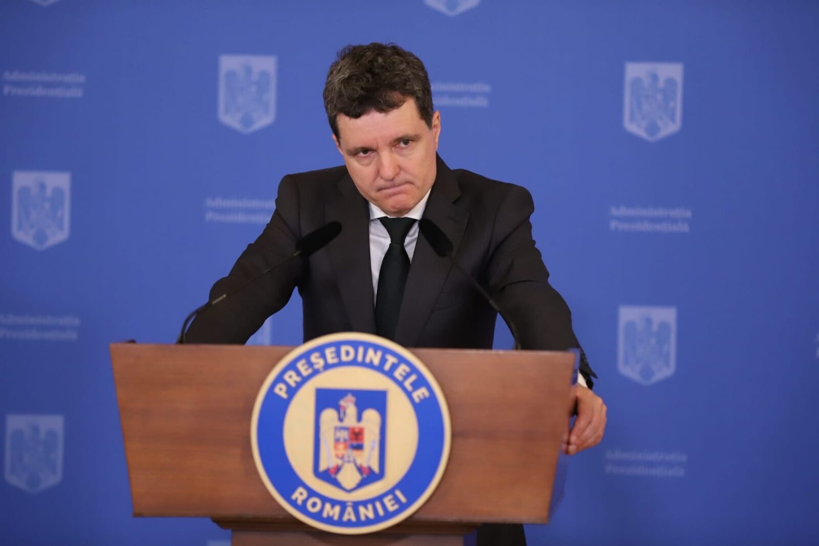 Incertitudinea politică domină peisajul guvernamental românesc, transformând potențiale manevre politice rapide în lungi confruntări de tranșee