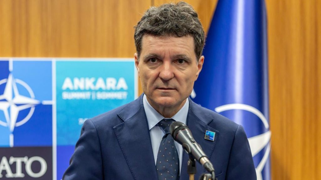 NATO aprobă extinderea rețelei de conducte pentru combustibil către Est Alianța Nord-Atlantică a dat undă verde extinderii către Est a rețelei sale de conducte pentru combustibil, o decizie strategică ce vizează consolidarea securității și îmbunătățirea mobilității militare pe Flancul Estic