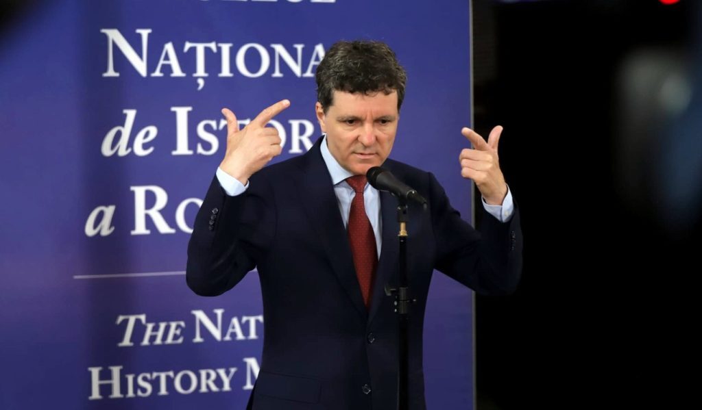 Noua Lege a Salarizării: Creșteri Etapizate pentru Demnitari Guvernul a trimis către Parlament noua formă a Legii salarizării, care aduce modificări față de discuțiile inițiale, principala noutate fiind implementarea creșterilor salariale în mod etapizat