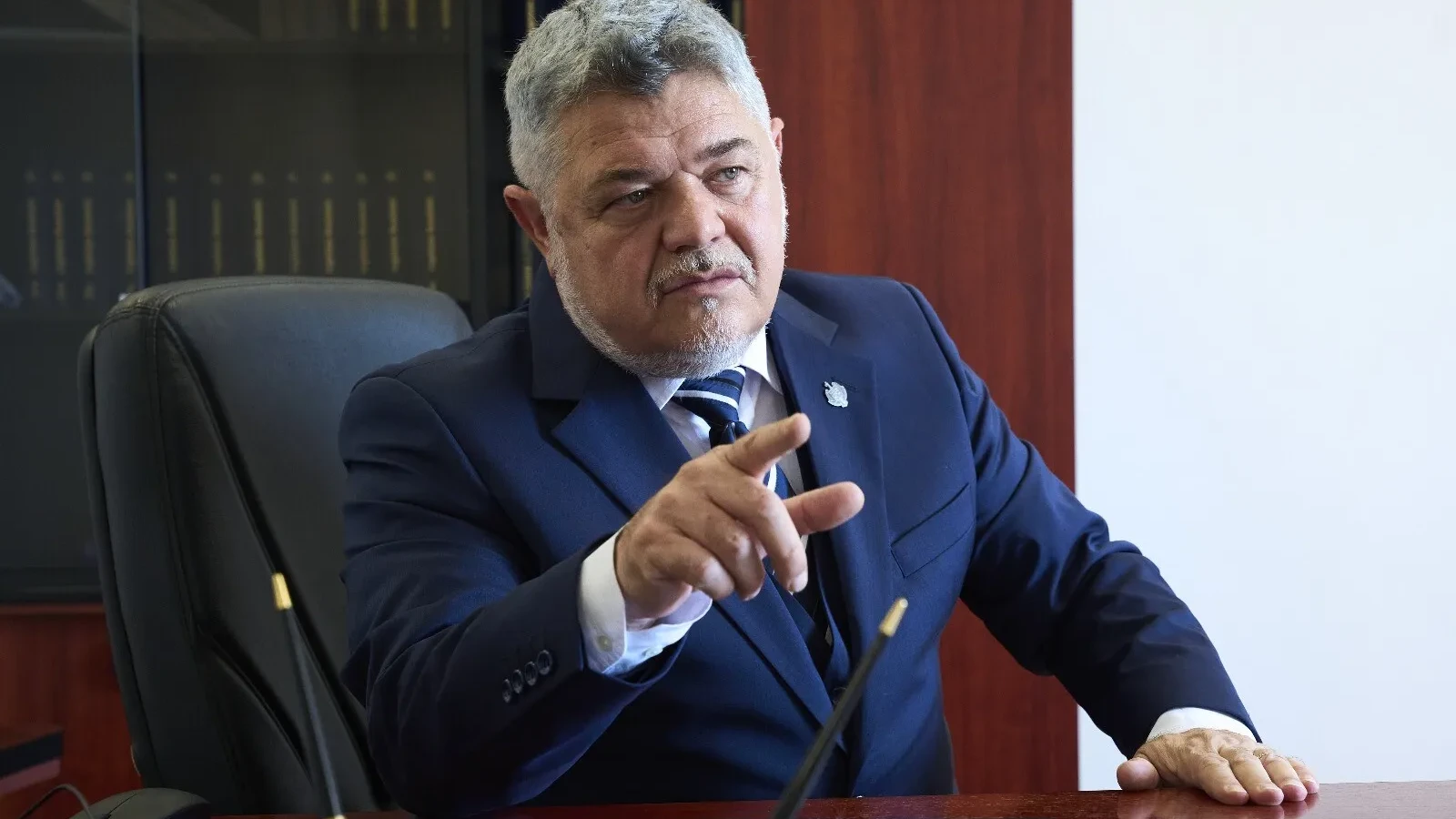 O dispută aprinsă a izbucnit în rândul formațiunilor politice suveraniste din Parlamentul României, după ce senatorul Paul Gheorghe a părăsit grupul PACE și s-a alăturat AUR