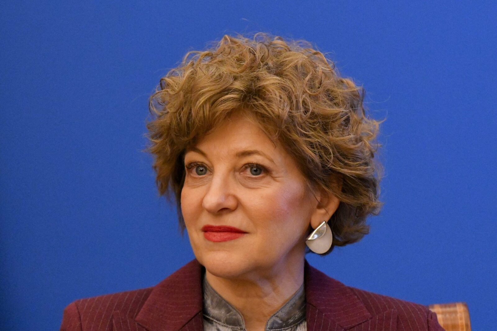Vicepremierul demis Oana GHEORGHIU a reluat apelul lansat de Ilie BOLOJAN, solicitând românilor să contribuie la reducerea voluntară a consumului de energie electrică