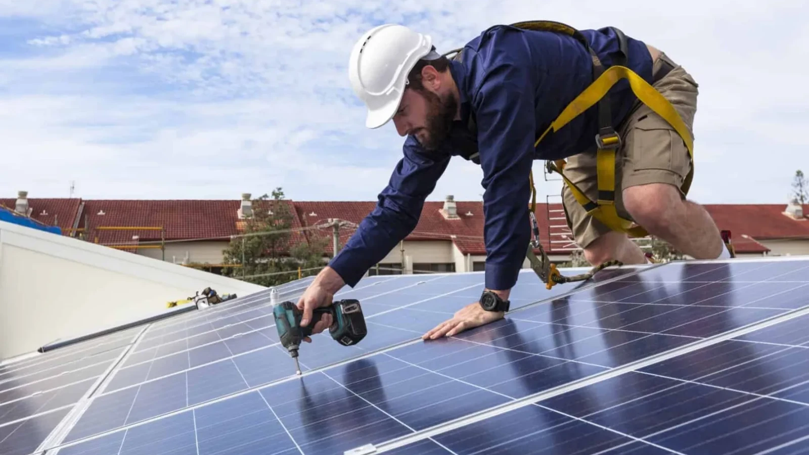 Asociația Prosumatorilor și a Comunităților de Energie (APCE) lansează un atac frontal împotriva premierului demis Ilie Bolojan, contestând vehement propunerile acestuia privind modificarea regulilor pentru prosumatori și introducerea obligativității sistemelor de stocare pentru instalațiile fotovoltaice noi