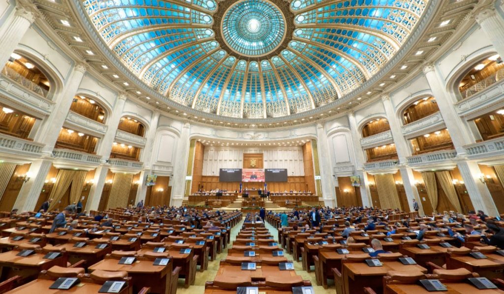 Noua Lege a Integrității publică declarații financiare, dar protejează anumite date personale O nouă lege a integrității, adoptată recent de Parlament, introduce obligativitatea publicării declarațiilor de interese financiare pentru demnitari și funcționari publici de rang înalt