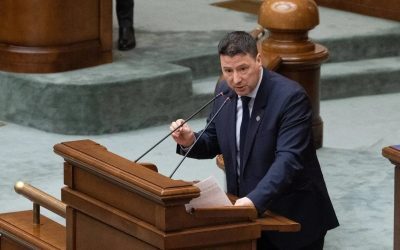 Senatorul Paul Gheorghe, în vârstă de 49 de ani, a anunțat miercuri, de la tribuna Senatului, trecerea sa din grupul parlamentar PACE în grupul parlamentar AUR
