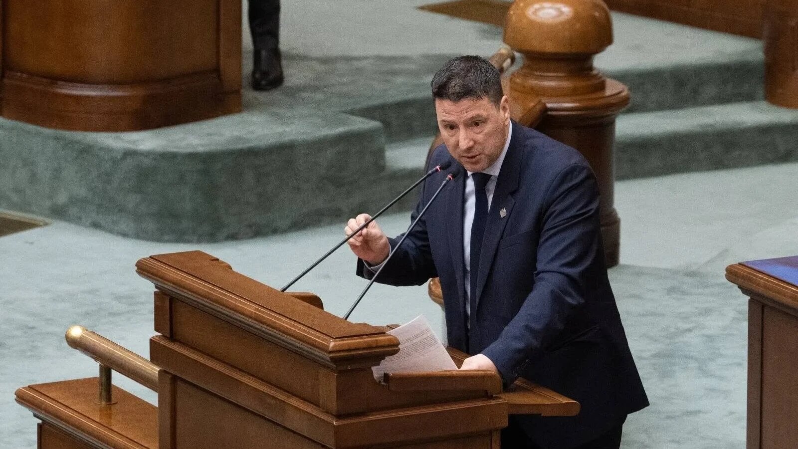 Senatorul Paul Gheorghe, în vârstă de 49 de ani, a anunțat miercuri, de la tribuna Senatului, trecerea sa din grupul parlamentar PACE în grupul parlamentar AUR