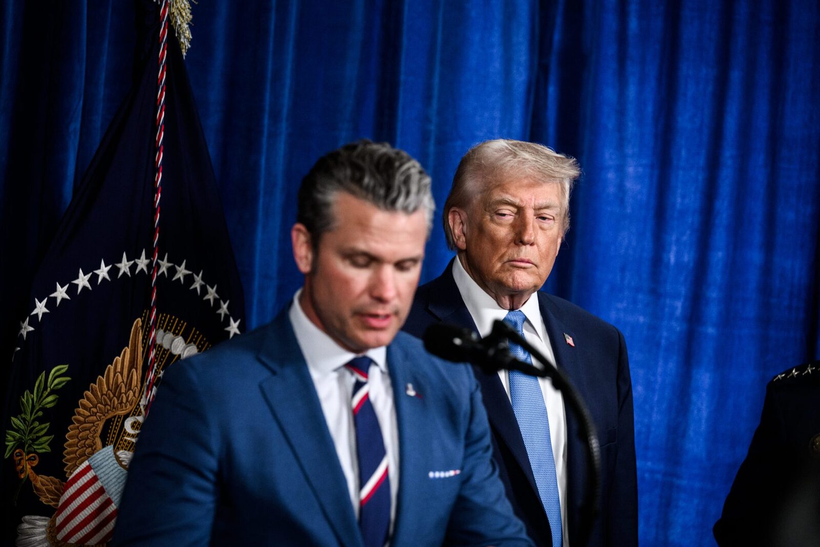 Trump neagă zvonurile despre penuria de muniție și amenință scurgerile de informații Președintele Donald Trump a negat vehement informațiile apărute în presa americană, conform cărora SUA s-ar confrunta cu o penurie severă de muniție