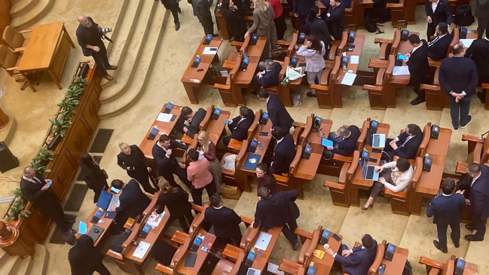 România se află la un pas de a rata o tranșă importantă de fonduri europene din PNRR, în valoare de peste 750 de milioane de euro, dacă Parlamentul nu va adopta proiectele legislative restante în această săptămână