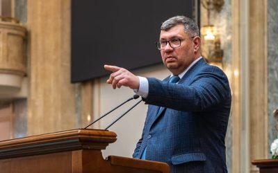 Senatorul POT Robert Ghiță, acuzat de soție de violență domestică și evacuare din locuință Senatorul neafiliat ROBERT GHIȚĂ, ales pe listele Partidului Oamenilor Tineri (POT), este acuzat de soția sa de violență domestică