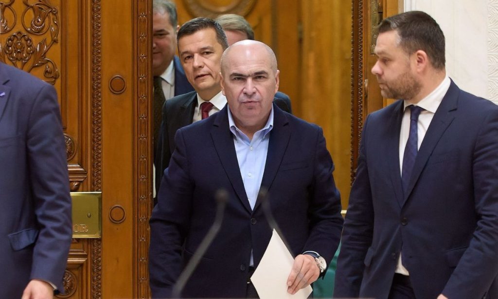 Deblocarea angajărilor în Sănătate, aprobarea TVA redus la locuințe și măsuri pentru carburanți și profesori, printre deciziile Parlamentului Plenul Camerei Deputaților a adoptat, miercuri, mai multe măsuri cu impact major asupra populației, printre care deblocarea posturilor din sistemul sanitar, prelungirea cotei reduse de TVA de 9% pentru locuințe și noi facilități pentru cadrele didactice și piața carburanților