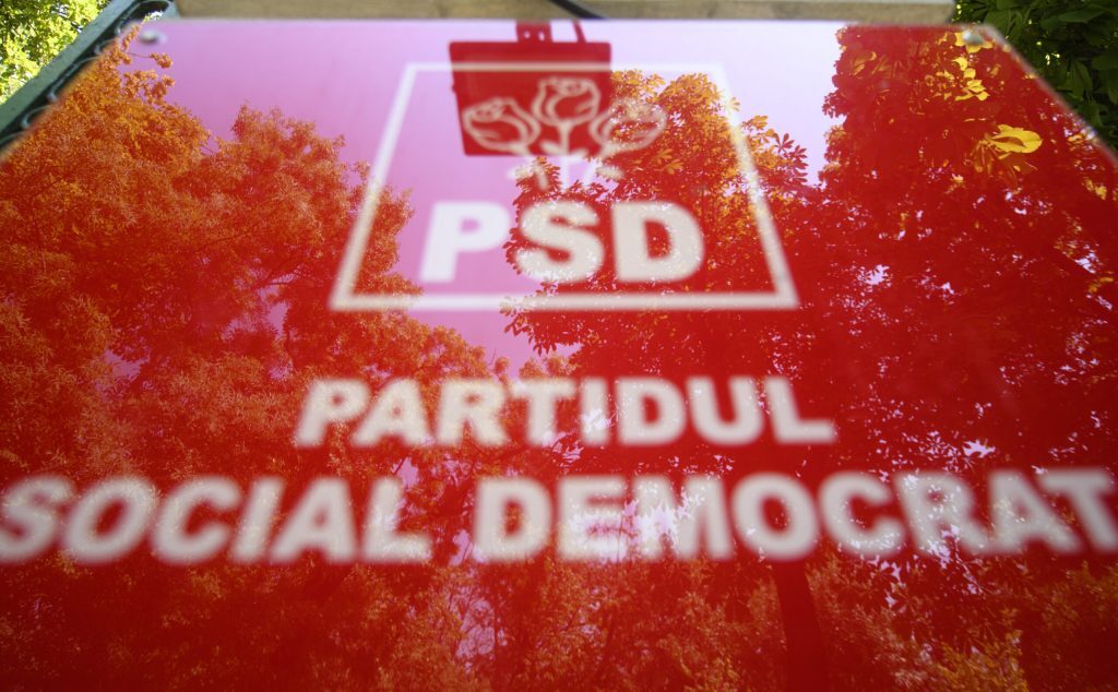 PSD acuză USR și PNL de blocarea fondurilor europene pentru Dominic Fritz Partidul Social Democrat (PSD) a acuzat USR și PNL că încearcă să îl salveze pe DOMINIC FRITZ prin sesizarea depusă la Curtea Constituțională (CCR) împotriva Legii Integrității