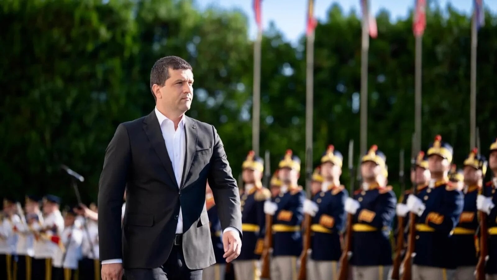 radu-miruta-blugi-ziua-drapelului-national_IayHA.jpg
