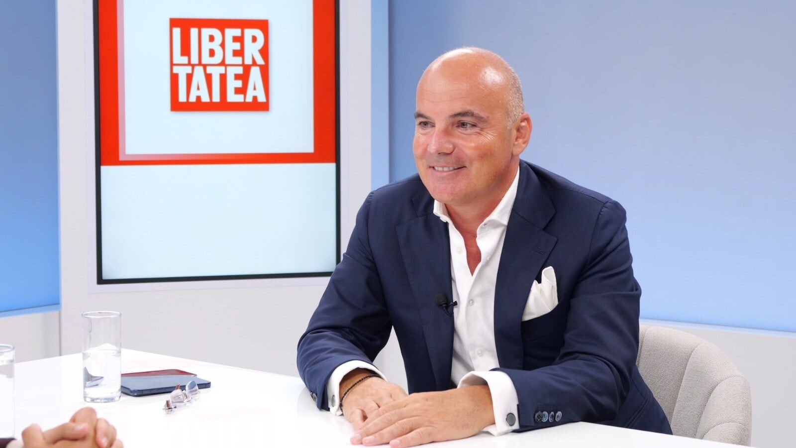 Europarlamentarul Rareș Bogdan lansează acuzații dure la adresa conducerii PNL, sugerând că mișcările politice actuale sunt orchestrate din umbră de Dan Motreanu și Ioana Ene Dogioiu