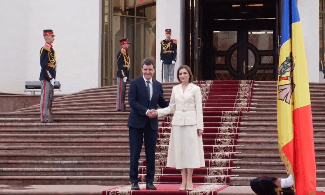 Președintele Nicușor Dan, întâmpinat la Chișinău de Maia Sandu Președintele Nicușor Dan se află joi la Chișinău, unde a fost primit la Palatul Prezidențial de către președinta Republicii Moldova, Maia Sandu