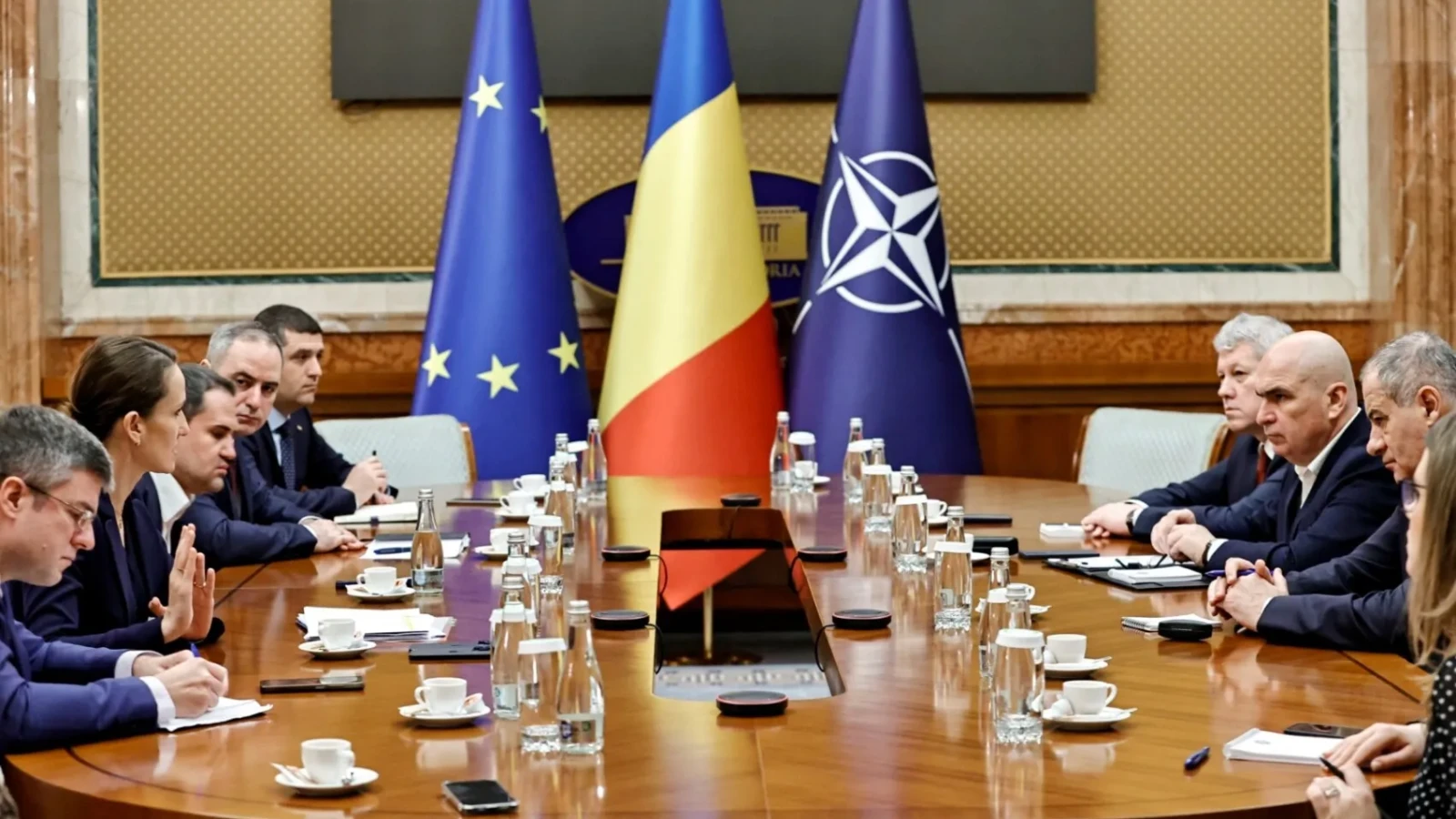 Guvernul României a adoptat, în ședința din 27 august 2026, o serie de acte normative care vizează modernizarea legislației, aprobarea bugetelor unor societăți strategice și implementarea unor proiecte importante pentru tranziția energetică și securitatea cibernetică