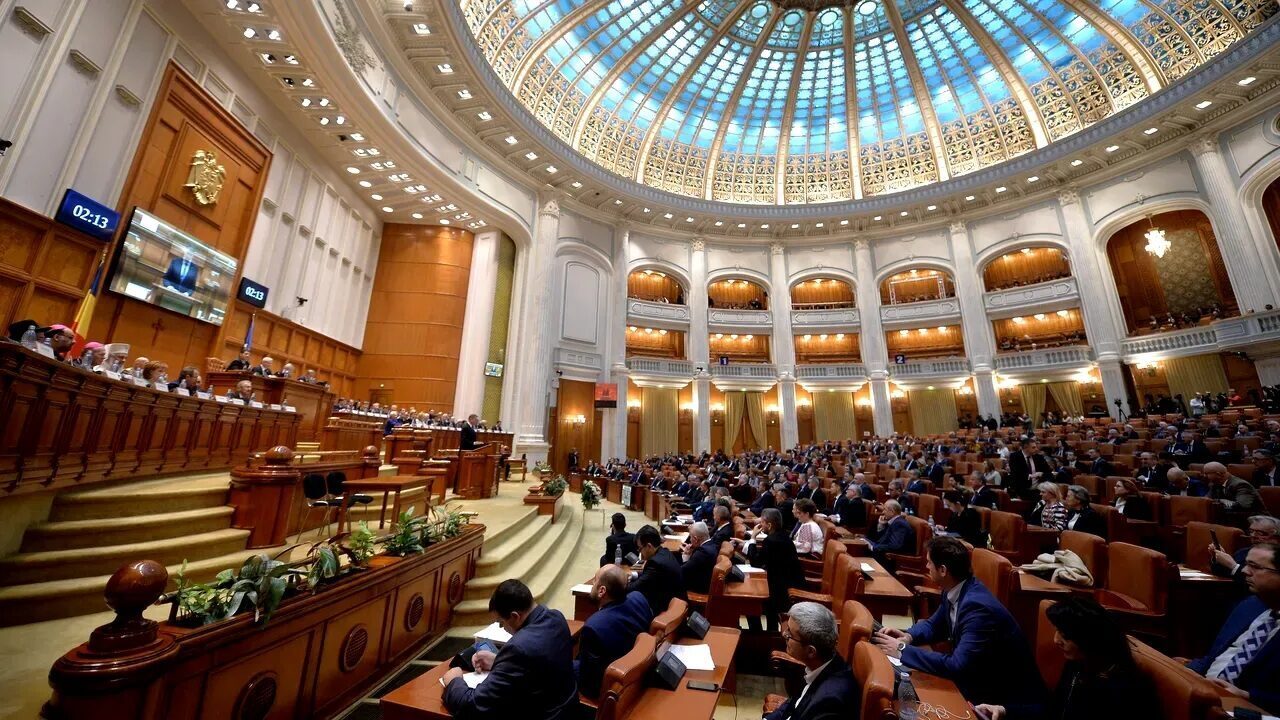 Modificări la Codul Administrativ elimină incompatibilități pentru consilieri Senatul a votat miercuri, 26 august, eliminarea modificărilor la Codul Administrativ care ar fi pus mii de consilieri locali și județeni, indiferent de apartenența politică, în situația de incompatibilitate cu funcțiile ocupate în alte instituții publice