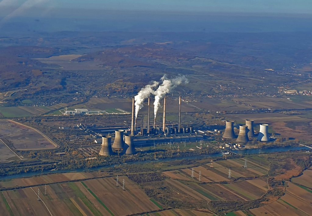 Comisia Europeană avertizează România: Amendamentele la Legea decarbonizării pun în pericol fondurile PNRR Comisia Europeană a transmis un avertisment ferm către România, subliniind că recentele amendamente aduse Legii decarbonizării reprezintă un risc major pentru fondurile din Planul Național de Redresare și Reziliență (PNRR)