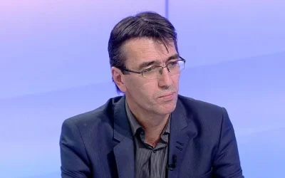 Avocatul Adrian Toni Neacșu susține că liderul PSD, Sorin Grindeanu, este direct responsabil pentru situația în care România nu dispune de un guvern cu puteri depline, invocând lipsa sesizării Curții Constituționale (CCR) pe tema interimatului prelungit al executivului