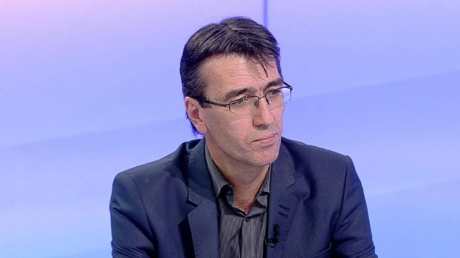 Avocatul Adrian Toni Neacșu susține că liderul PSD, Sorin Grindeanu, este direct responsabil pentru situația în care România nu dispune de un guvern cu puteri depline, invocând lipsa sesizării Curții Constituționale (CCR) pe tema interimatului prelungit al executivului