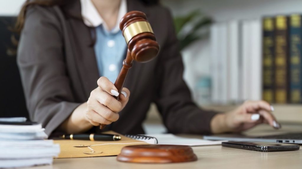 Guvernul Bolojan propune o nouă lege a salarizării care ar impune reduceri salariale pentru magistrații cu grade înalte, în timp ce pentru cei din treptele inferioare s-ar prevedea creșteri