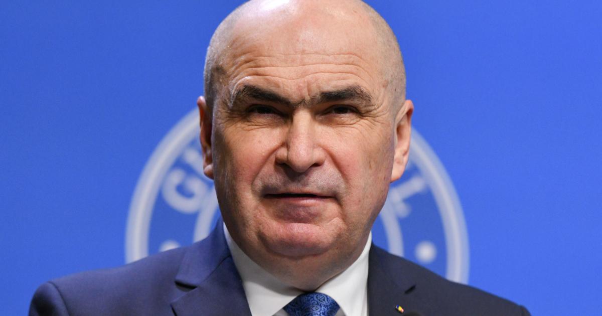 Premierul interimar ILIE BOLOJAN și-a exprimat miercuri seară îngrijorarea cu privire la potențiala retrogradare a ratingului de credit al României de către agenția de rating Fitch, invocând instabilitatea politică și retorica publică anti-reformă ca factori de risc