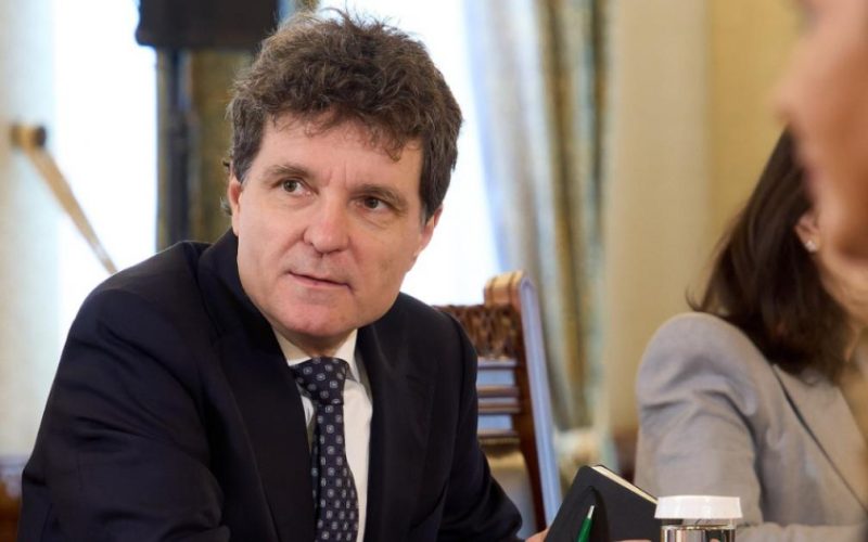 Încercare finală pentru Legea salarizării unitare Președintele Nicușor Dan a convocat pentru marți, ora 16:00, o întâlnire crucială la care vor participa liderii celor mai importante partide politice din România: Sorin Grindeanu (PSD), Ilie Bolojan (PNL), Dominic Fritz (USR) și Kelemen Hunor (UDMR)