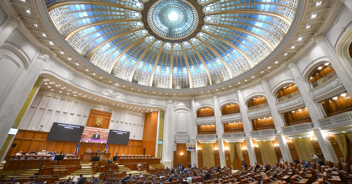 Legea Integrității, aprobată cu amendamentul Fritz, blochează noi fonduri europene Legea integrității, care include controversatul amendament „Fritz”, a primit undă verde în comisiile de specialitate ale Parlamentului, trecând pragul Comisiei de constituționalitate cu 8 voturi pentru și 2 împotrivă, și în Comisia juridică cu 20 de voturi pentru și 4 împotrivă
