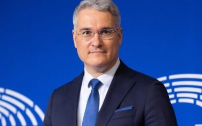 Ministrul interimar al Investițiilor și Proiectelor Europene, DRAGOȘ PÎSLARU, lansează un semnal de alarmă cu privire la amendamentele adoptate în Senat la legislația decarbonizării, avertizând că acestea ar putea bloca Planul Național de Redresare și Reziliență (PNRR) și ar pune în pericol miliarde de euro din fondurile europene