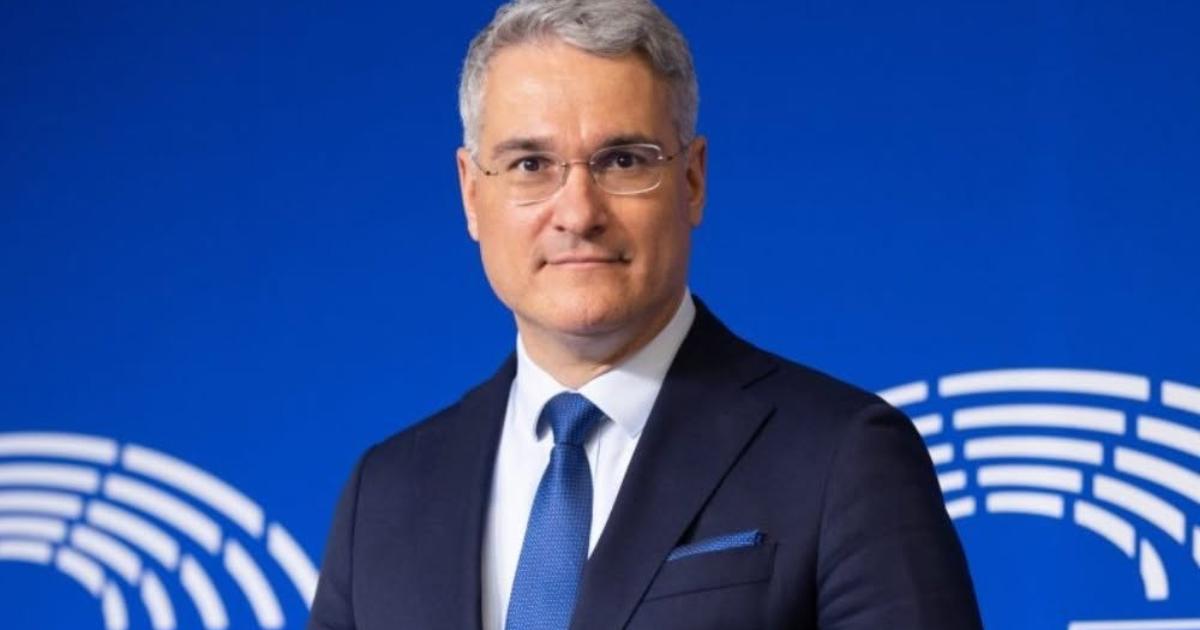 Ministrul interimar al Investițiilor și Proiectelor Europene, DRAGOȘ PÎSLARU, lansează un semnal de alarmă cu privire la amendamentele adoptate în Senat la legislația decarbonizării, avertizând că acestea ar putea bloca Planul Național de Redresare și Reziliență (PNRR) și ar pune în pericol miliarde de euro din fondurile europene