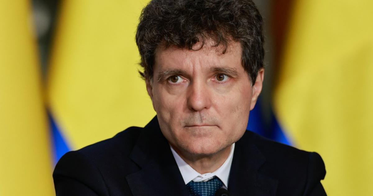 Dezbatere aprinsă pe tema închiderii centralelor pe cărbune: Nicușor Dan, apel la responsabilitate Președintele Nicușor Dan a intervenit marți seara în dezbaterea aprinsă privind legislația referitoare la decarbonizare și termenul limită pentru închiderea centralelor pe cărbune, solicitând o abordare responsabilă pentru a proteja interesele naționale