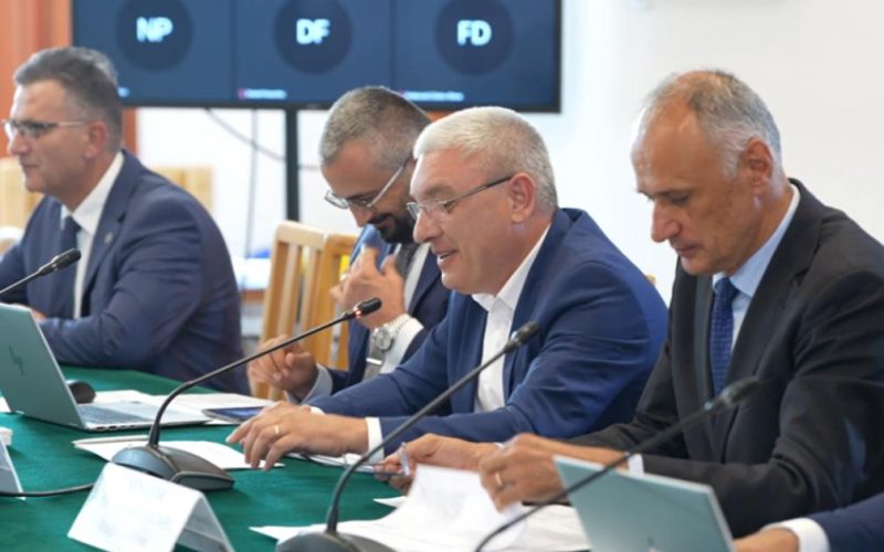 Comisia Juridică a Senatului a adoptat un amendament controversat la legea ANI, care extinde obligația depunerii declarațiilor de avere și interese și asupra persoanelor aflate în „relații asemănătoare celor dintre soți” cu demnitarii