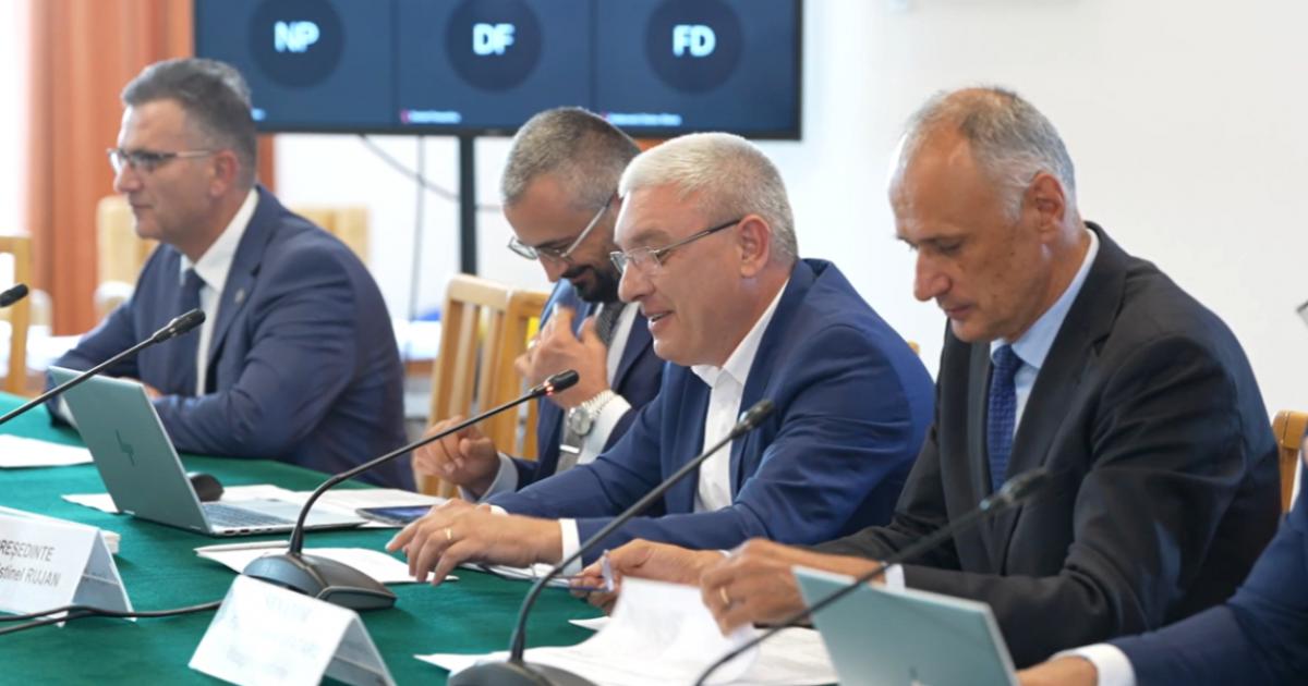 Comisia Juridică a Senatului a adoptat un amendament controversat la legea ANI, care extinde obligația depunerii declarațiilor de avere și interese și asupra persoanelor aflate în „relații asemănătoare celor dintre soți” cu demnitarii