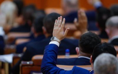 Proiect de lege controversat, adoptat cu amendamente PSD și AUR: Vizate, printre altele, și persoane din Cercul USR Un proiect de lege privind integritatea în funcțiile publice a fost adoptat de Senat, în urma unor amendamente depuse de PSD și AUR, care au stârnit un amplu scandal politic