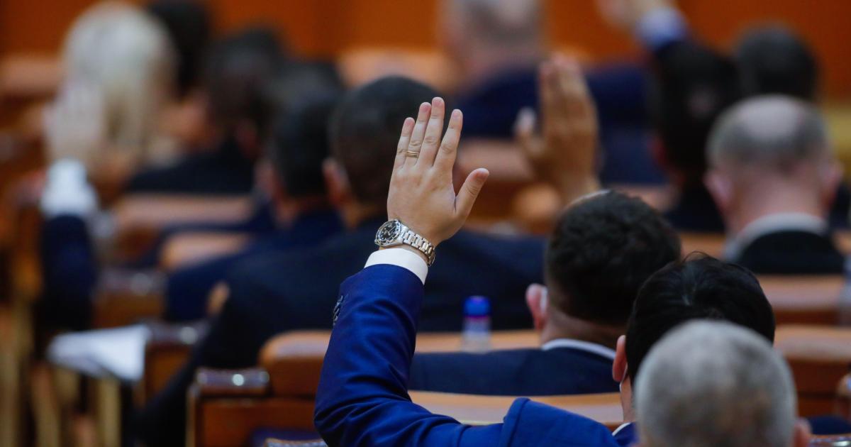 Proiect de lege controversat, adoptat cu amendamente PSD și AUR: Vizate, printre altele, și persoane din Cercul USR Un proiect de lege privind integritatea în funcțiile publice a fost adoptat de Senat, în urma unor amendamente depuse de PSD și AUR, care au stârnit un amplu scandal politic